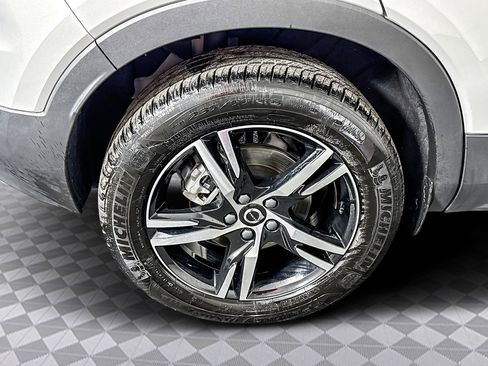 Used 2025 Volvo XC40 B5 Core image 33