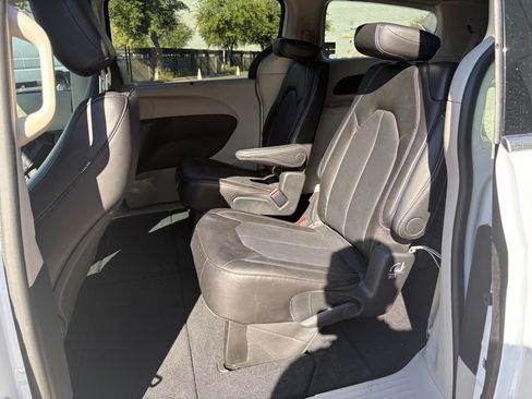 Used 2024 Chrysler Pacifica Touring-L FWD image 11