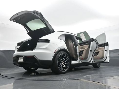 Certified 2025 Porsche Macan Electric image 27