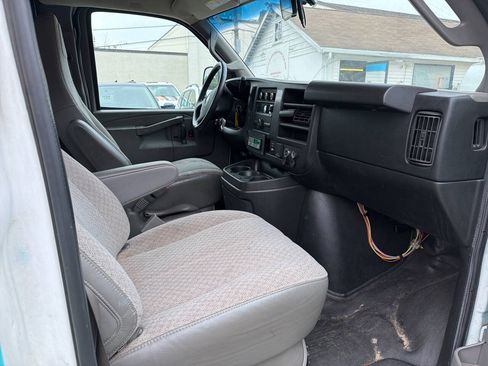 Used 2017 Chevrolet Express 3500 RWD image 13