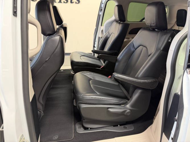 Used 2024 Chrysler Pacifica Limited FWD image 24