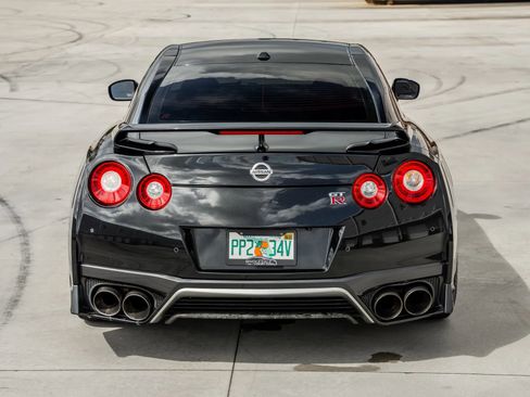 Used 2017 Nissan GT-R Premium image 6