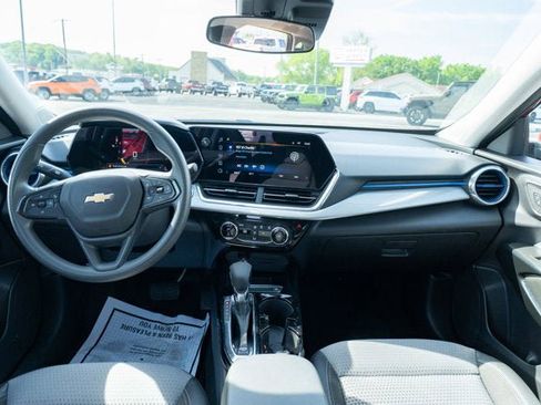 Used 2025 Chevrolet Trax LT FWD image 28