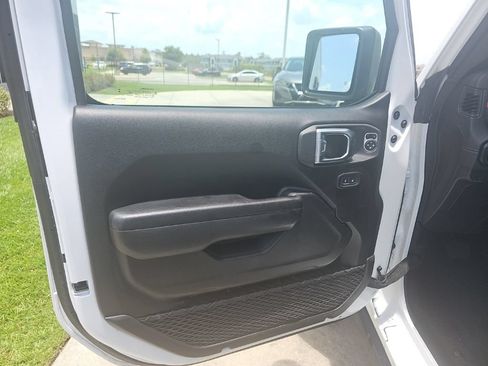Used 2025 Jeep Wrangler Unlimited Rubicon AWD/4WD image 11