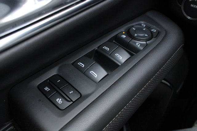 Used 2023 GMC Yukon SLT w/ SLT Luxury Package AWD/4WD image 8