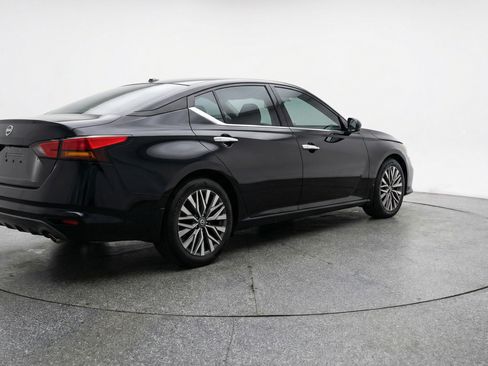 Used 2025 Nissan Altima 2.5 SV image 9