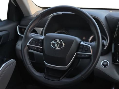Used 2023 Toyota Highlander XLE FWD image 11