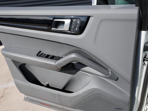 Certified 2022 Porsche Cayenne E-Hybrid image 23