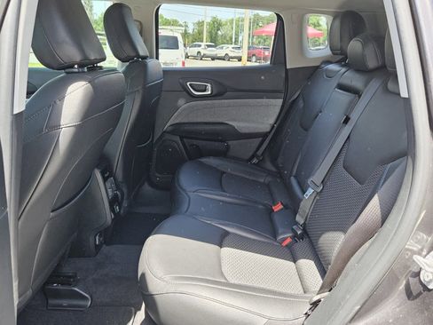 Used 2022 Jeep Compass Latitude image 4