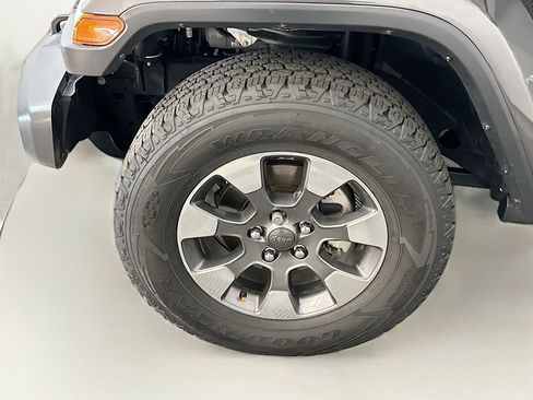 Used 2018 Jeep Wrangler Unlimited Sahara image 11