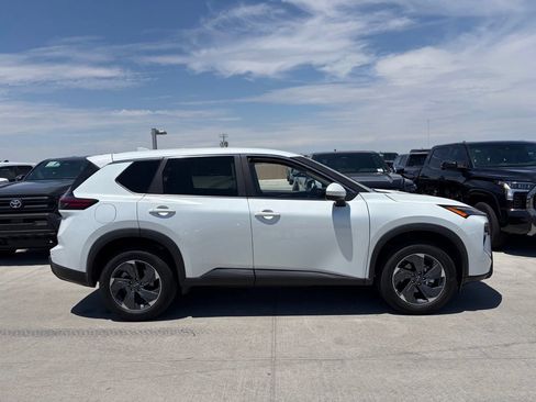 Used 2025 Nissan Rogue SV FWD image 3