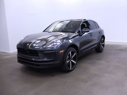 Certified 2025 Porsche Macan AWD/4WD image 2