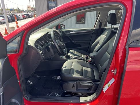 Used 2018 Volkswagen Golf SE image 9