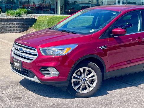 Used 2019 Ford Escape SE image 2