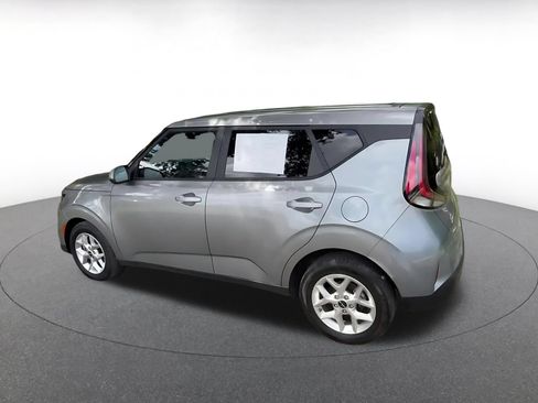 Used 2025 Kia Soul LX w/ LX Technology Package FWD image 9