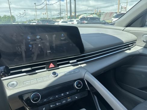 Used 2025 Hyundai Elantra SEL FWD image 22