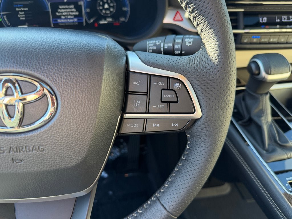 Used 2025 Toyota Sienna Platinum AWD/4WD image 17