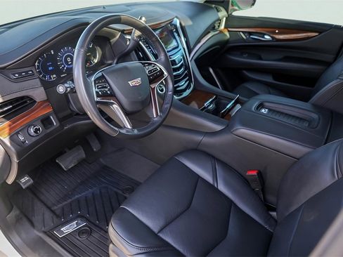 Used 2019 Cadillac Escalade Luxury image 10