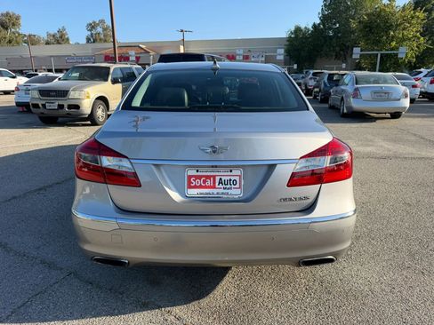 Used 2012 Hyundai Genesis 3.8 w/ Premium Pkg RWD image 4