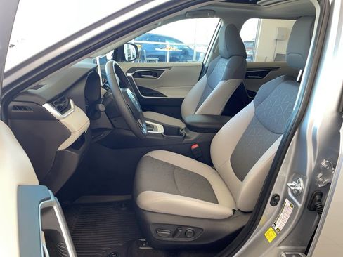 Used 2025 Toyota RAV4 XLE w/ Convenience Package image 9