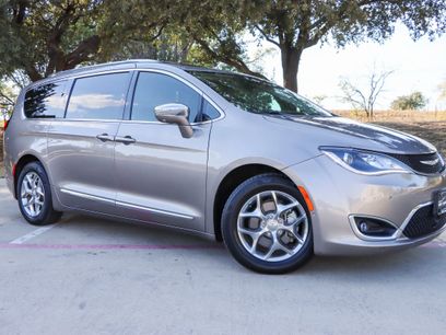 Used 2017 Chrysler Pacifica Limited w/ Advanced Safetytec Group