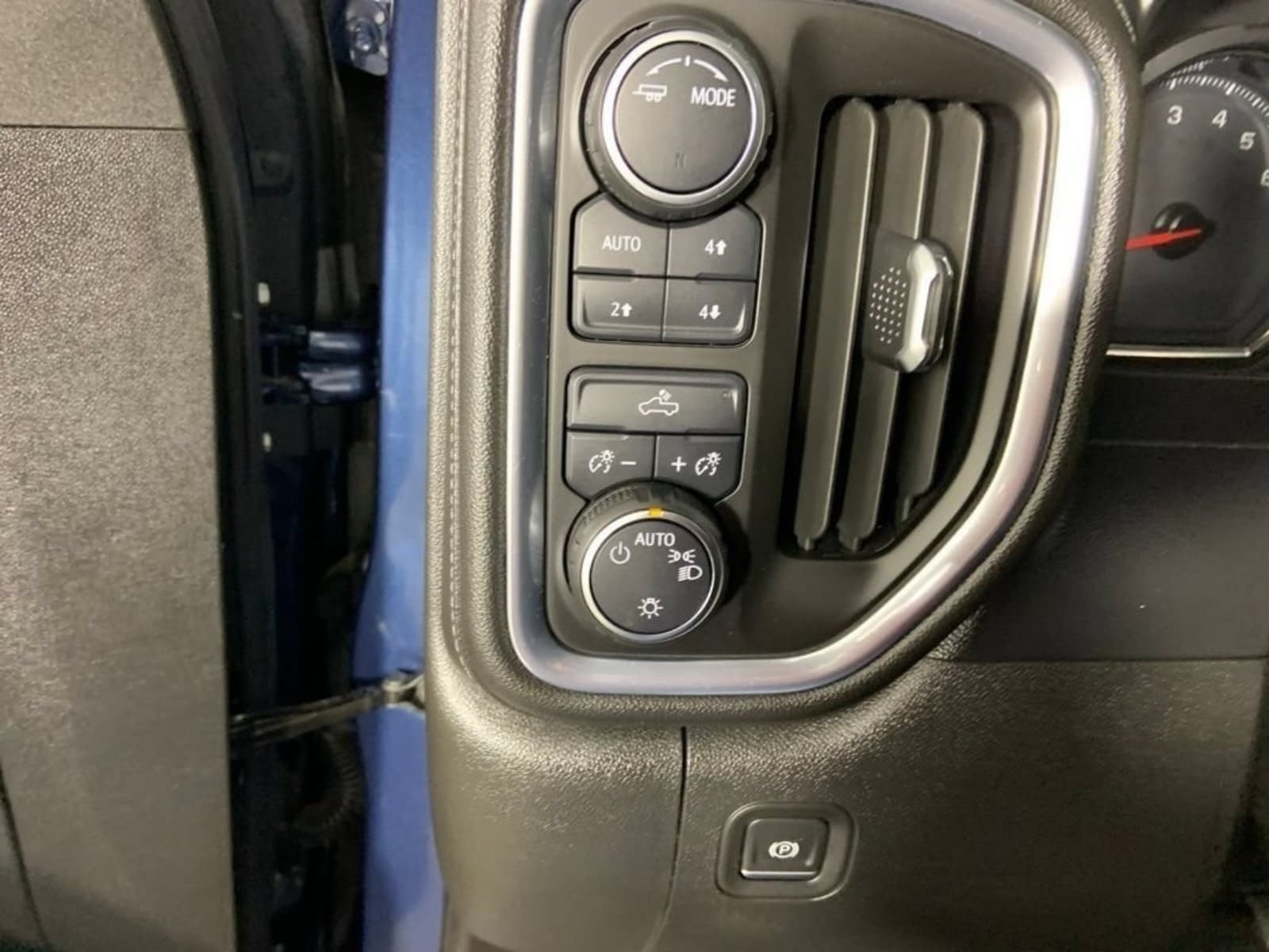 Used 2021 Chevrolet Silverado 1500 LT AWD/4WD image 27