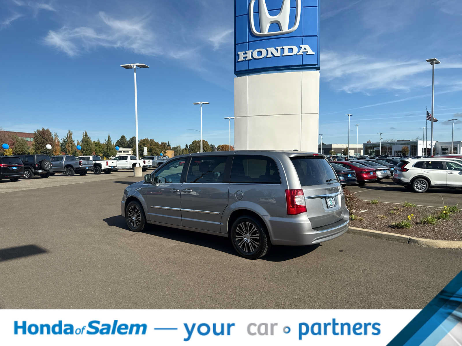 Used 2014 Chrysler Town & Country S FWD image 4