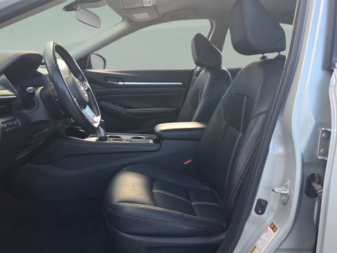 Used 2024 Nissan Altima 2.5 SR FWD image 9
