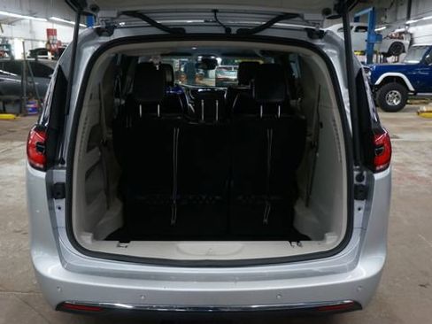 Used 2024 Chrysler Pacifica Touring-L image 45