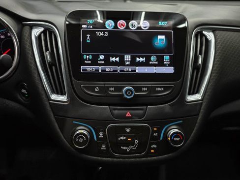 Used 2017 Chevrolet Malibu LT FWD image 25