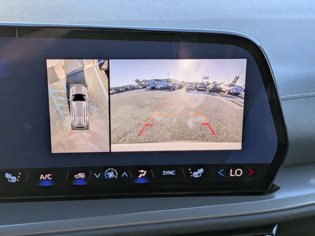 Used 2026 Chevrolet Traverse LT w/ Driver Confidence Package FWD image 30