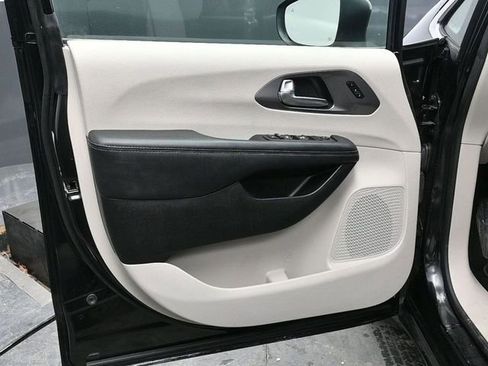 Used 2023 Chrysler Pacifica Touring-L image 15