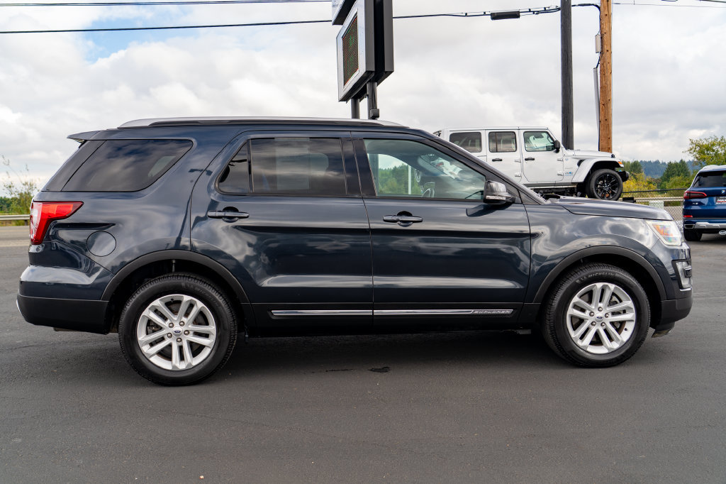 Used 2017 Ford Explorer XLT w/ Equipment Group 201A FWD image 8