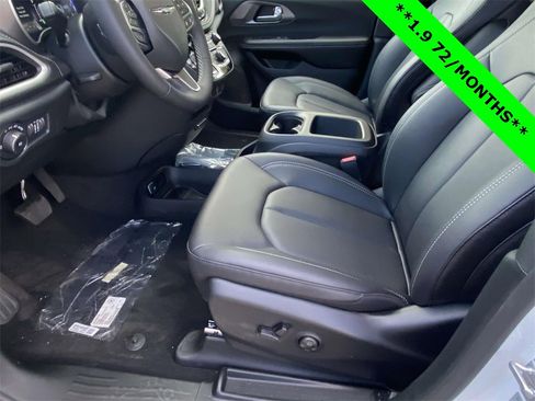 New 2026 Chrysler Pacifica Select image 13