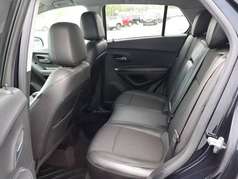 Used 2021 Chevrolet Trax LT w/ LT Convenience Package AWD/4WD image 5