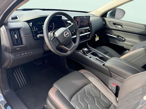 New 2026 Nissan Pathfinder Platinum FWD image 12