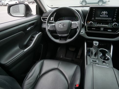 Used 2020 Toyota Highlander XLE AWD/4WD image 9