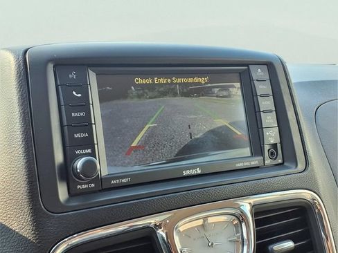 Used 2016 Chrysler Town & Country Touring w/ Driver Convenience Group FWD image 7