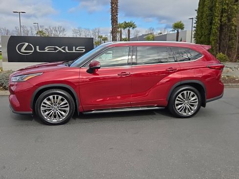 Used 2021 Toyota Highlander Platinum image 2