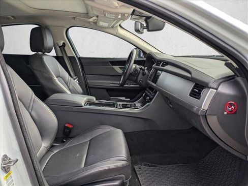 Used 2018 Jaguar XF Premium image 21