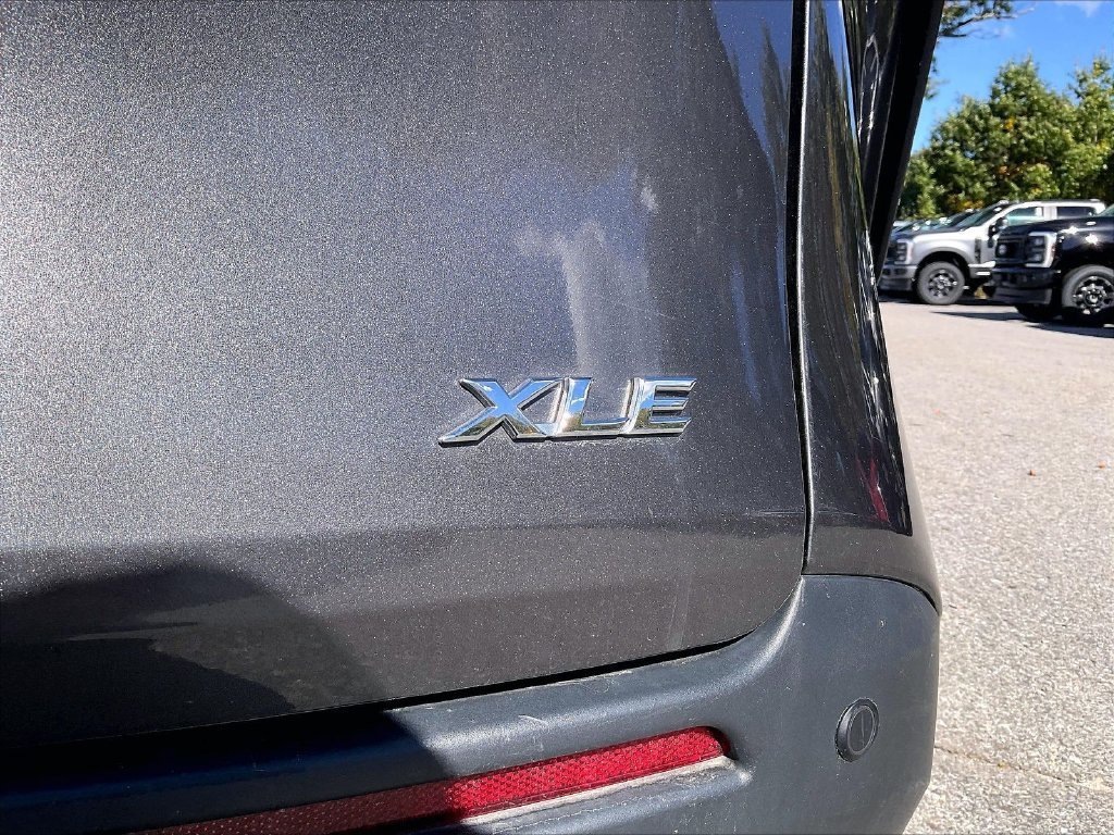 Used 2025 Toyota Sienna XLE FWD image 28