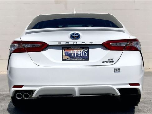Used 2020 Toyota Camry SE w/ Sunroof Package FWD image 5