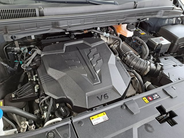 Used 2025 Kia Carnival FWD image 33
