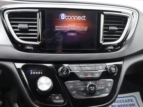 Used 2019 Chrysler Pacifica Touring-L w/ S Appearance Package FWD image 17