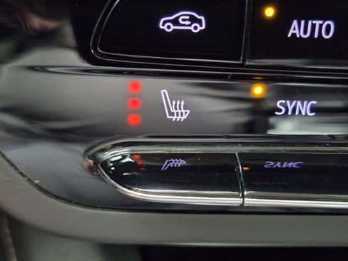 Used 2022 Buick Envision Essence w/ Technology Package I image 27