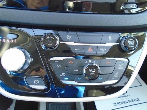 Used 2023 Chrysler Voyager LX image 14