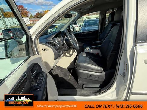Used 2013 Chrysler Town & Country Touring image 5