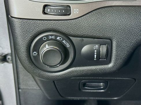 Used 2021 Jeep Cherokee Latitude FWD image 18