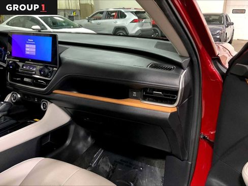 Used 2024 Toyota Grand Highlander Limited image 19
