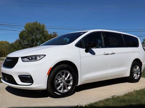 New 2026 Chrysler Pacifica Select image 7